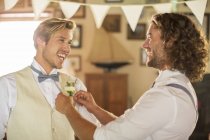 Bräutigam und Trauzeuge bereiten sich auf Trauung vor — Stockfoto