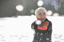 Femme riant dans la neige — Photo de stock