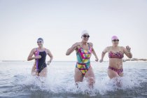 Aktive Schwimmerinnen laufen auf See im Freien — Stockfoto