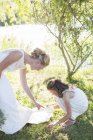 Braut und Brautjungfer im heimischen Garten beim Hochzeitsempfang — Stockfoto