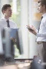 Geschäftsleute reden in modernem Büro miteinander — Stockfoto