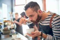 Чоловіча кавоварка дегустація кави — стокове фото