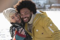 Счастливая пара делает селфи в снегу — стоковое фото