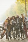 Ritratto amici bicicletta equitazione su strada urbana autunno — Foto stock