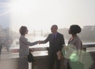 Silhouette business people handshake on sunny urban bridge over Thames River, Londra, Regno Unito — Foto stock