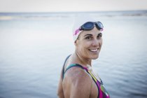 Sorridente nuotatore femminile guardando la fotocamera — Foto stock