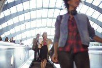 Menschen fahren Rolltreppe in U-Bahn — Stockfoto