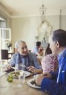 Couple âgé parlant et dînant à la table du restaurant — Photo de stock