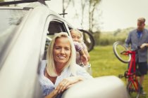 Портрет усміхненої матері і дочки в машині — стокове фото