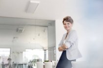 Портрет усміхненої бізнес-леді в конференц-залі — стокове фото