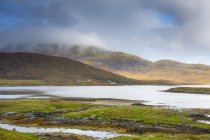 Tranquilo cena nuvens sobre colinas ondulantes e lago, Loch Aineort, South Uist, Outer Hebrides — Fotografia de Stock