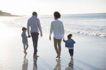 Famiglia felice divertirsi sulla spiaggia — Foto stock