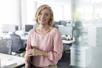 Портрет усміхненої бізнес-леді в офісі — стокове фото