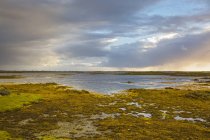 Tranquilo cena nuvens sobre lago, Loch Euphoirt, North Uist, Outer Hebrides — Fotografia de Stock