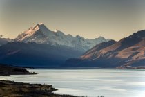 Vistas panorámicas del Lago Pukaki y el Monte Cook, Isla Sur Nueva Zelanda - foto de stock
