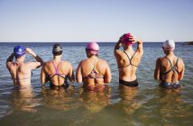 Visão traseira de nadadoras ativas do sexo feminino no oceano ao ar livre — Fotografia de Stock