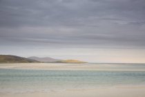 Tranquilas nubes de vista sobre el océano, Luskentyre, Harris, Hébridas Exteriores - foto de stock