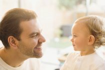 Schwuler Vater lächelt niedlichen kleinen Sohn an — Stockfoto