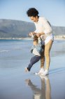 Madre e figlia che giocano sulla spiaggia — Foto stock