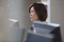 Donna d'affari focalizzata che lavora al computer in ufficio — Foto stock