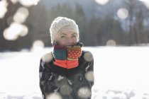 Портрет улыбающейся женщины в снегу — стоковое фото