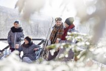 Skifahrerfreunde entspannen sich bei Kaffee und heißem Kakao beim Après-Ski — Stockfoto