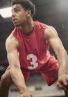 Déterminé jeune joueur de basket-ball masculin dribble la balle — Photo de stock