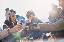 Skifahrerfreunde stoßen auf Cocktailgläser Apres-Ski an — Stockfoto