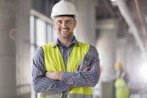 Портрет усміхненого інженера на будівельному майданчику — стокове фото