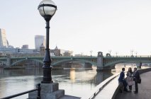 Des gens d'affaires parlent au bord de l'eau urbain, Londres, Royaume-Uni — Photo de stock