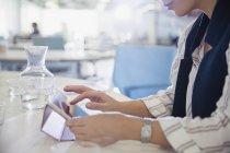 Обрезанный образ предпринимательницы с помощью цифрового планшета в офисе — стоковое фото