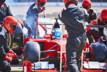 Boxencrew arbeitet an Formel-1-Rennwagen in der Boxengasse — Stockfoto