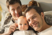 Retrato sorrindo masculino gay pais e bonito bebê filho — Fotografia de Stock