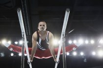 Мужская гимнастка, выступающая на параллельных брусьях — стоковое фото