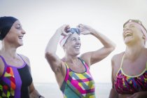 Riendo mujeres nadadoras de aguas abiertas - foto de stock