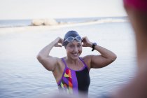 Женщина-активный пловец улыбается океану на открытом воздухе — стоковое фото