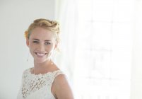 Retrato de noiva sorridente em quarto ensolarado — Fotografia de Stock
