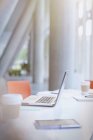 Ноутбук, кофе и цифровой планшет на столе в офисе — стоковое фото
