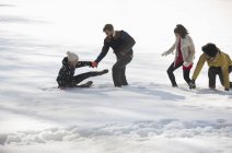 Amis jouant dans la neige — Photo de stock