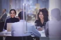 Женщины-бизнесмены улыбаются на совещании в конференц-зале — стоковое фото