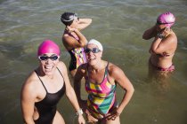 Жіночі активні плавці в океані на відкритому повітрі — стокове фото