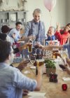 Freunde stoßen bei Restaurant-Geburtstagsparty mit Wein und Biergläsern an — Stockfoto