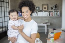 Retrato de la madre y la hija del bebé en la oficina en casa - foto de stock