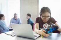 Studentin programmiert und montiert Robotik im Klassenzimmer — Stockfoto