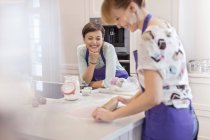 Жіноча випічка, використовуючи рулонний штифт на кухні — стокове фото
