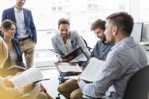 Empresários que analisam e discutem reuniões de papelada no escritório — Fotografia de Stock