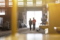 Trabalhadores de aço andando na fábrica juntos — Fotografia de Stock