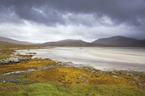 Gewitterwolken über ruhiger Aussicht auf Berge und Strand, Luskentyre Strand, Harris, äußere Hebriden — Stockfoto