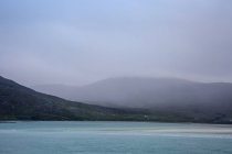 Туман перекидання спокійна гір і океан, Золотий дороги, Харріс, західні острови — стокове фото