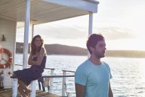 Giovane coppia rilassante sulla casa galleggiante estiva — Foto stock